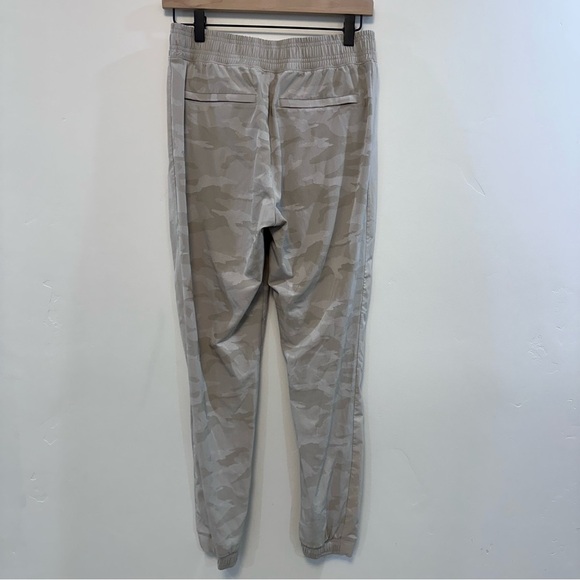 ATHLETA Brooklyn Camo Jogger Pants Elastic Waistband Abalone Beige Womens 4 - Picture 8 of 10